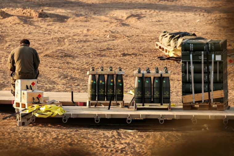 Un soldat israélien assis à côté d'obus à un poste dans le sud d'Israël, le long de la frontière avec la bande de Gaza, le 30 septembre 2025 ( AFP / Jack GUEZ )