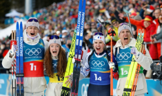 (De gauche à droite): Éric Perrot, Lou Jeanmonnot, Julia Simon et Quentin Fillon Maillet après leur titre sur le relais mixte des JO-2026, à Anterselva, en Italie, le 8 février 2027 ( AFP / Odd ANDERSEN )
