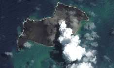TROIS DÉCÈS ET D'IMPORTANTS DÉGÂTS DANS LES ÎLES TONGA, COUPÉES DU MONDE