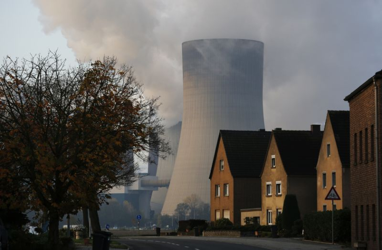 Des maisons devant la centrale électrique au charbon de la compagnie allemande RWE Power