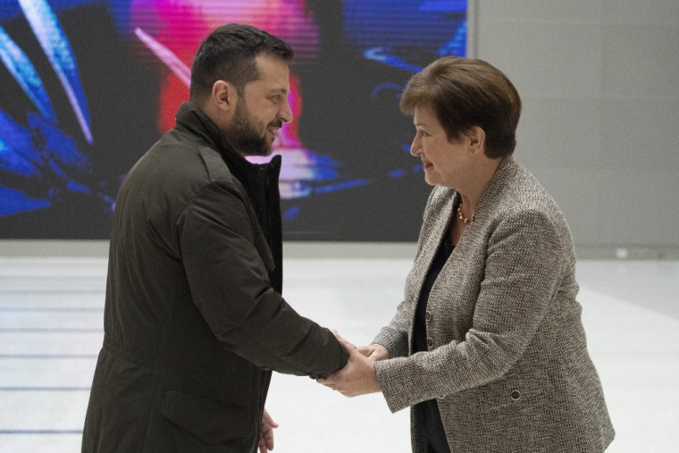 Le président ukrainien Volodymyr Zelensky et la directrice du FMI Kristalina Georgieva à Washington le 11 décembre 2023. ( AFP / ROBERTO SCHMIDT )