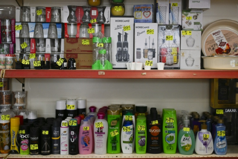 Des produits dont les prix sont affichés en lev et en euros dans une épicerie du village de Chuprene, le 7 décembre 2025 en Bulgarie ( AFP / Nikolay DOYCHINOV )