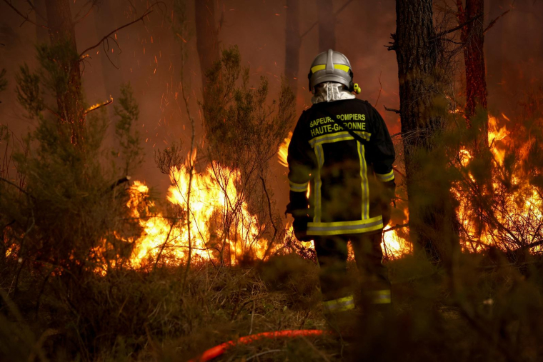 Un pompier face aux flammes lors d'un incendie de forêt à Saint-Jean-d'Illac, près de Bordeaux, le 26 juillet 2026. ( AFP / ROMAIN PERROCHEAU )