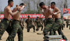 Photo diffusée par l'agence nord-coréenne KCNA, le 5 avril 2025, de soldats nord-coréens à l'entraînement dans un lieu indéterminé, le 4 avril 2025 ( KCNA VIA KNS / STR )