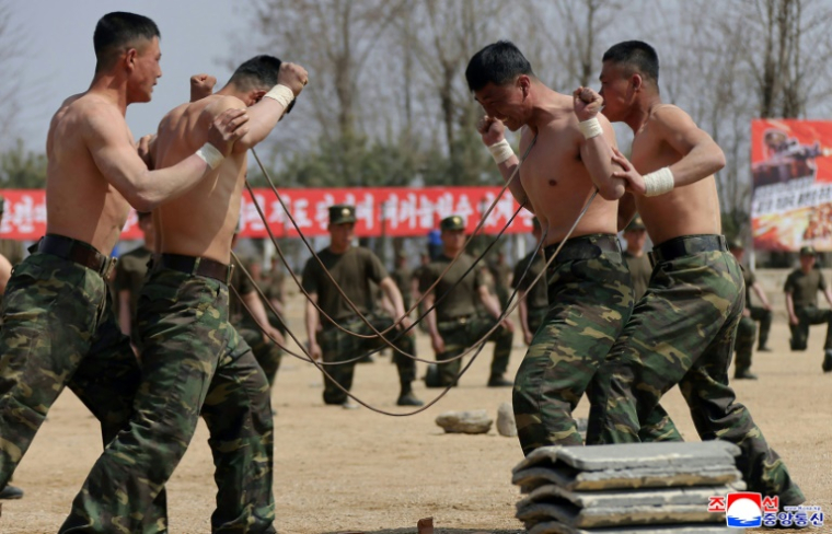 Photo diffusée par l'agence nord-coréenne KCNA, le 5 avril 2025, de soldats nord-coréens à l'entraînement dans un lieu indéterminé, le 4 avril 2025 ( KCNA VIA KNS / STR )