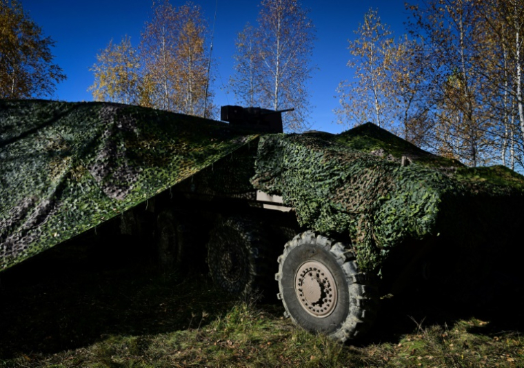 Un véhicule de combat d'infanterie (VBCI) français sous un filet de camouflage à Bucium lors de l'exercice militaire "Dacian Fall" de l'Otan, le 2 novembre 2025 en Roumanie ( AFP / Daniel MIHAILESCU )
