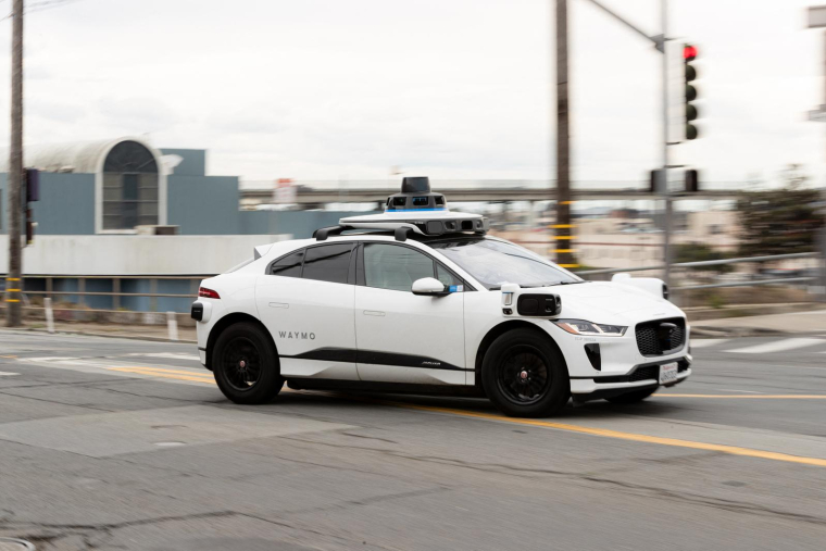 Un véhicule Waymo à San Francisco, le 17 novembre 2023. ( AFP / JASON HENRY )