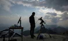 Un astronome de l'université de Toulouse se prépare à observer l'éclipse depuis le Pic du Midi, le 12 août 2026 ( AFP / Ed JONES )