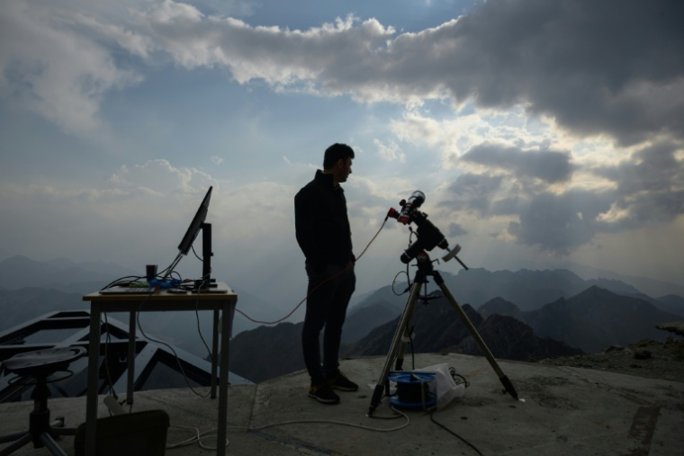 Un astronome de l'université de Toulouse se prépare à observer l'éclipse depuis le Pic du Midi, le 12 août 2026 ( AFP / Ed JONES )