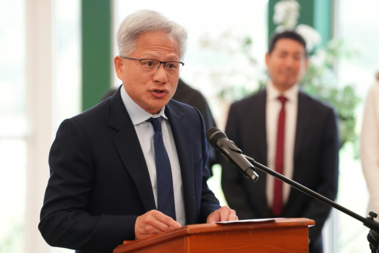 Jensen Huang (g), patron du géant américain des puces Nvidia, fait un discours sur l'intelligence artificielle à Cumnock, en Ecosse, le 17 septembre 2026 ( POOL / Jonathan Brady )