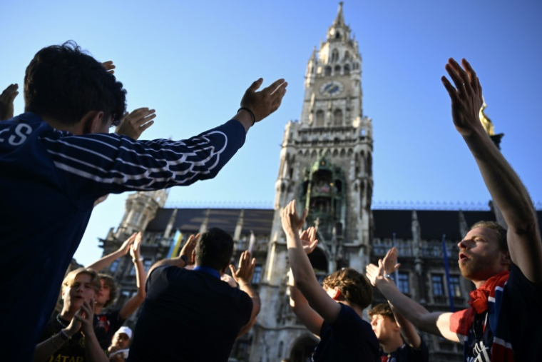 Des supporters du Paris Saint-Germain font la fête vendredi sur la célèbre Marienplatz de Munich, à la veille de la finale de Ligue des champions contre l'Inter. ( AFP / Kirill KUDRYAVTSEV )