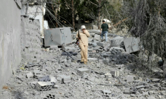 Des habitants marchent au milieu des décombres dans le village frontalier de Debbine, au sud du Liban, qui avait été bombardé par l'armée israélienne, alors que le cessez-le-feu avec Israël est entré en vigueur le 17 avril 2026 ( AFP / - )