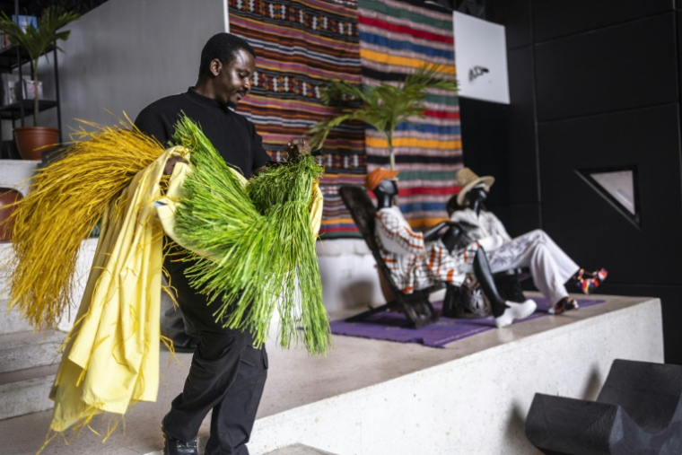 Un employé au concept-store de mode et de décoration de luxe Alára, le 20 août 2025 à Lagos, au Nigeria ( AFP / OLYMPIA DE MAISMONT )