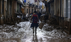 Un volontaire dans les rues de Paiporta, dans la région de Valence. (crédit : Jose Jordan / AFP)