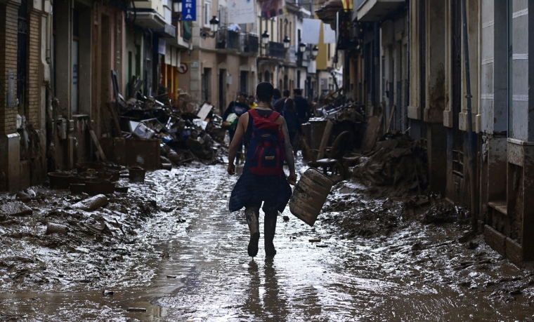 Un volontaire dans les rues de Paiporta, dans la région de Valence. (crédit : Jose Jordan / AFP)