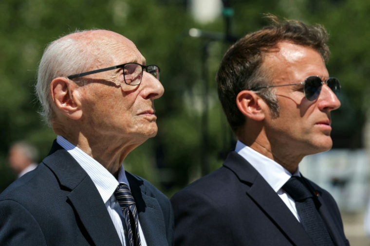Charles Dreyfus, petit-fils du capitaine Dreyfus (gauche), et le président français Emmanuel Macron, à Paris, le 12 juillet 2026  ( POOL / Thomas SAMSON )