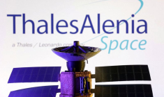 Le logo de Thales Alenia Space et un modèle miniature de satellite