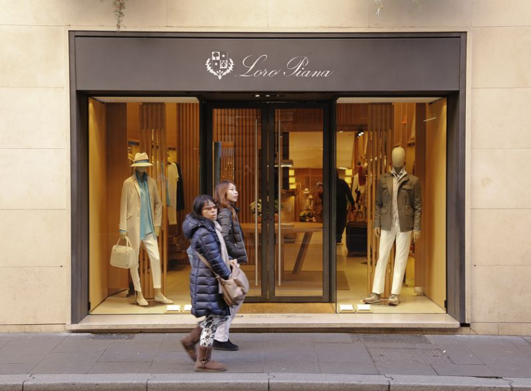 Des personnes passent devant une boutique Loro Piana dans le centre-ville de Rome