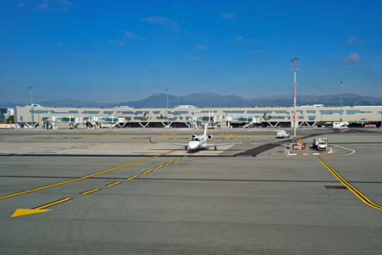 Un avion stationné dans la nouvelle extension du Terminal 2 de l'aéroport international de Nice Côte d'Azur, à Nice, le 10 avril 2026 ( AFP / Valery HACHE )