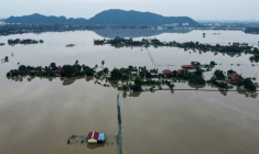 Les inondations en Asie du Sud-est ont tué plus de 150 personnes ces derniers jours et englouti des territoires, comme sur cette vue aérienne du nord de la Malaisie prise le 28 novembre 2025 ( AFP / Mohd RASFAN )