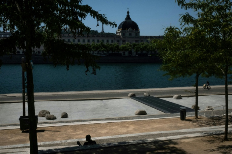 La vague de chaleur inhabituelle pour la saison que connaît la France va se renforcer mardi, avec le début d'un "épisode caniculaire" inédit pour un mois de mai dans l'ouest du pays ( AFP / JEFF PACHOUD )