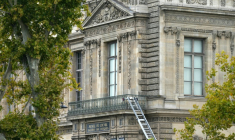 Le monte-charge utilisé par des cambrioleurs pour pénétrer dans le musée du Louvre, sur le quai François Mitterrand, à Paris, le 19 octobre 2025 ( AFP / Dimitar DILKOFF )