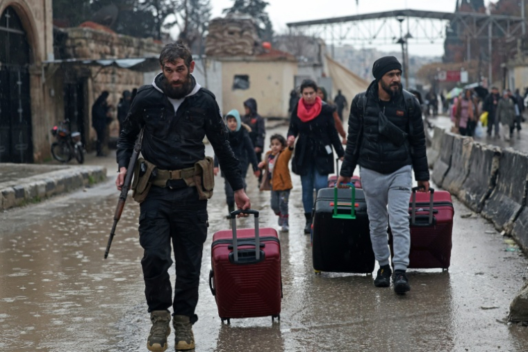Evacuation du quartier kurde de Cheikh Maqsoud à Alep, dans le nord de la Syrie, le 9 janvier 2026 ( AFP / OMAR HAJ KADOUR )