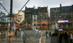 Dans le milieu feutré de l'art contemporain, à quelques pas du centre Pompidou à Paris,  les décisions du président Donald Trump sur les droits de douane entretiennent l'incertitude, certains acheteurs préférant patienter ( AFP / LOIC VENANCE )