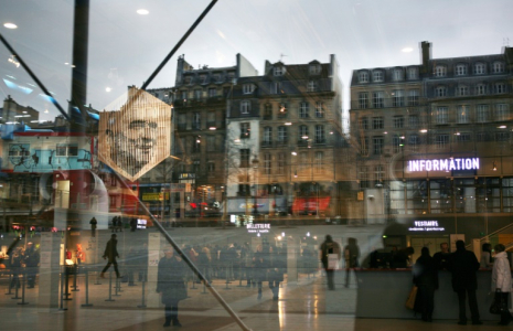 Dans le milieu feutré de l'art contemporain, à quelques pas du centre Pompidou à Paris,  les décisions du président Donald Trump sur les droits de douane entretiennent l'incertitude, certains acheteurs préférant patienter ( AFP / LOIC VENANCE )