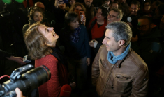 Laurence Ruffin (c), candidate de l'alliance de gauche et écologiste à la mairie de Grenoble, célèbre aux côtés de son frère, le député François Ruffin, sa victoire au 2e tour des municipales à Grenoble, le 22 mars 2026 en Isère ( AFP / Maxime Gruss )