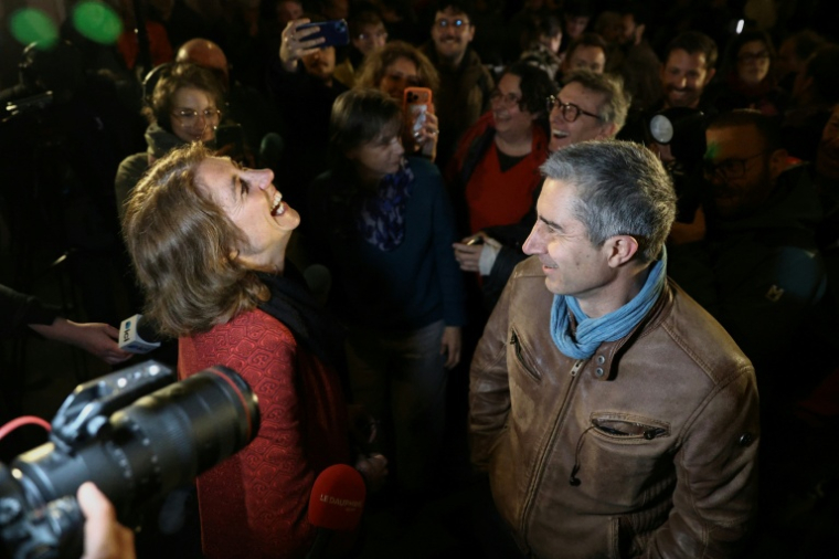 Laurence Ruffin (c), candidate de l'alliance de gauche et écologiste à la mairie de Grenoble, célèbre aux côtés de son frère, le député François Ruffin, sa victoire au 2e tour des municipales à Grenoble, le 22 mars 2026 en Isère ( AFP / Maxime Gruss )