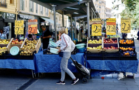 Une femme fait ses courses sur un marché local à Nice