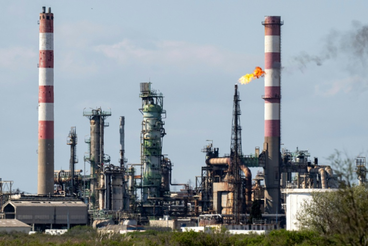Une raffinerie de pétrole, à Fos-sur-Mer, le 25 mars 2026 ( AFP / MIGUEL MEDINA )