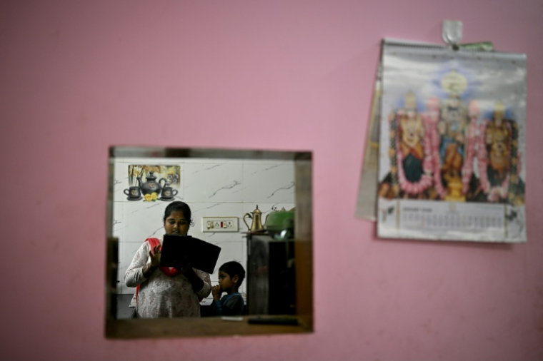 Indu Nadarajan, spécialiste de l'annotation de données par IA, travaille pour l'entreprise NextWealth, depuis chez elle à Mallasamudram, dans l'État du Tamil Nadu, le 12 janvier 2026 en Inde ( AFP / Idrees MOHAMMED )