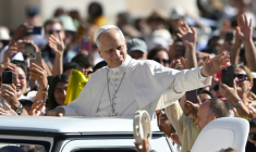 Le pape Léon XIV salue la foule depuis sa Papamobile, le 2 septembre 2026 au Vatican  ( AFP / Andreas SOLARO )