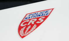 Le logo des CRS est visible sur un véhicule à Calais, le 12 juillet 2020 ( AFP / DENIS CHARLET )