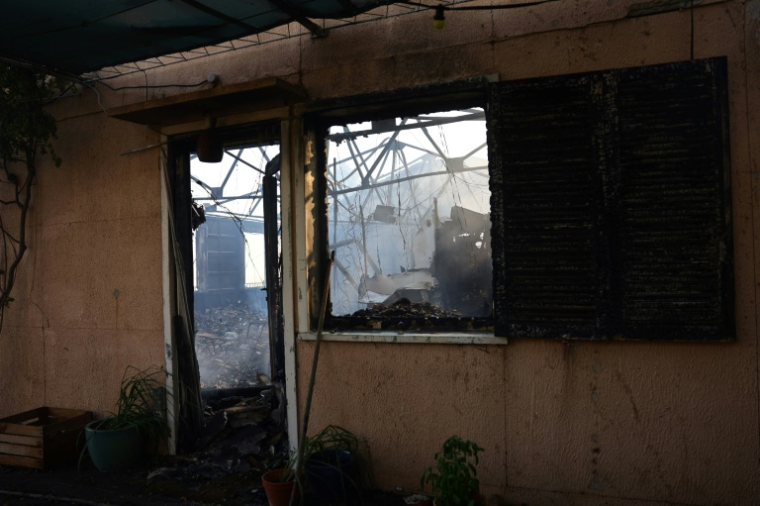 Un bâtiment ravagé par les flammes dans le quartier de l'Estaque, le 8 juillet 2025 ( AFP / Clement MAHOUDEAU )