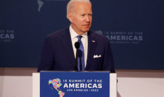 BIDEN ACCUSE LES GROUPES PÉTROLIERS DE PROFITER DE L'INFLATION