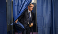Louis Aliot (RN) réélu maire de Perpignan, vote dans sa ville, au 1er tour des municipales le 15 mars 2026 ( AFP / Ed JONES )