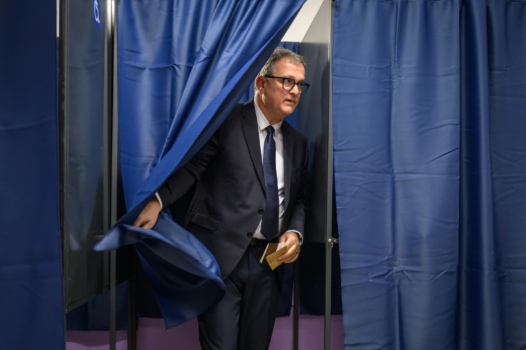 Le maire sortant de Perpignan, Louis Aliot (Rassemblement national), vote au premier tour des élections municipales, le 15 mars 2026 à Perpignan ( AFP / Ed JONES )