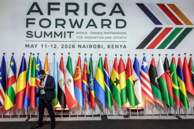 Un délégué passe le 12 mai 2026 devant les drapeaux des pays africains prenant part au sommet franco-africain à Nairobi ( AFP / Luis TATO )