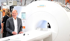 Le chancelier allemand Olaf Scholz visite la manufacture d'appareils IRM chez Siemens Healthineers à Erlangen