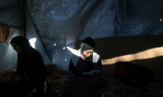 Des Palestiniennes déplacées sous une tente dans un camp à Nousseirat, dans le centre de la bande de Gaza, le 9 mars 2026 ( AFP / Eyad Baba )