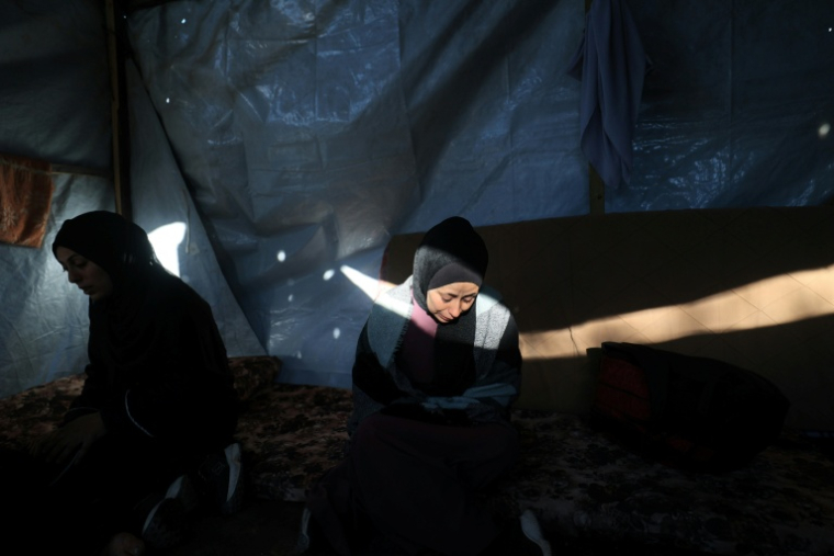 Des Palestiniennes déplacées sous une tente dans un camp à Nousseirat, dans le centre de la bande de Gaza, le 9 mars 2026 ( AFP / Eyad Baba )