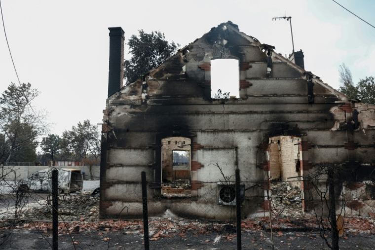 Une maison ravagée par les flammes entre Lège-Cap-Ferret et Marcheprime, à l'ouest de Bordeaux, le 26 juillet 2026  ( AFP / ROMAIN PERROCHEAU )