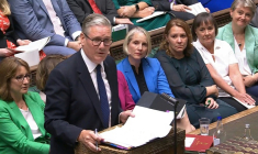 Image diffusée par le Parliamentary Recording Unit (PRU) du Parlement britannique montrant le Premier ministre britannique Keir Starmer (c) lors de sa dernière séance de questions à la Chambre des communes, à Londres, le 15 juillet 2026 ( PRU / - )