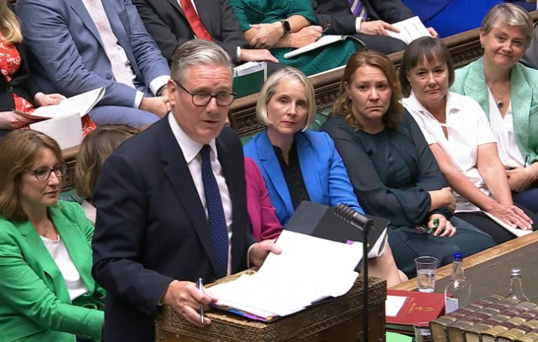 Image diffusée par le Parliamentary Recording Unit (PRU) du Parlement britannique montrant le Premier ministre britannique Keir Starmer (c) lors de sa dernière séance de questions à la Chambre des communes, à Londres, le 15 juillet 2026 ( PRU / - )