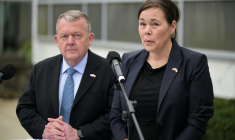 Le ministre danois des Affaires étrangères Lars Løkke Rasmussen et son homologue groenlandaise Vivian Motzfeldt lors d'une conférence de presse à Washington le 14 janvier 2026 ( AFP / Oliver Contreras )