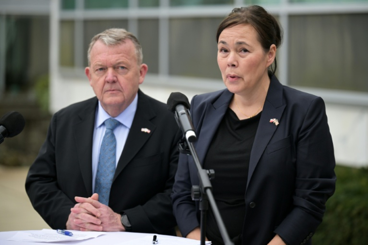 Le ministre danois des Affaires étrangères Lars Løkke Rasmussen et son homologue groenlandaise Vivian Motzfeldt lors d'une conférence de presse à Washington le 14 janvier 2026 ( AFP / Oliver Contreras )