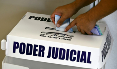Une électrice vote lors de l'élection unique au monde des juges et des magistrats, le 1er juin 2025 à Mexico ( AFP / Alfredo ESTRELLA )